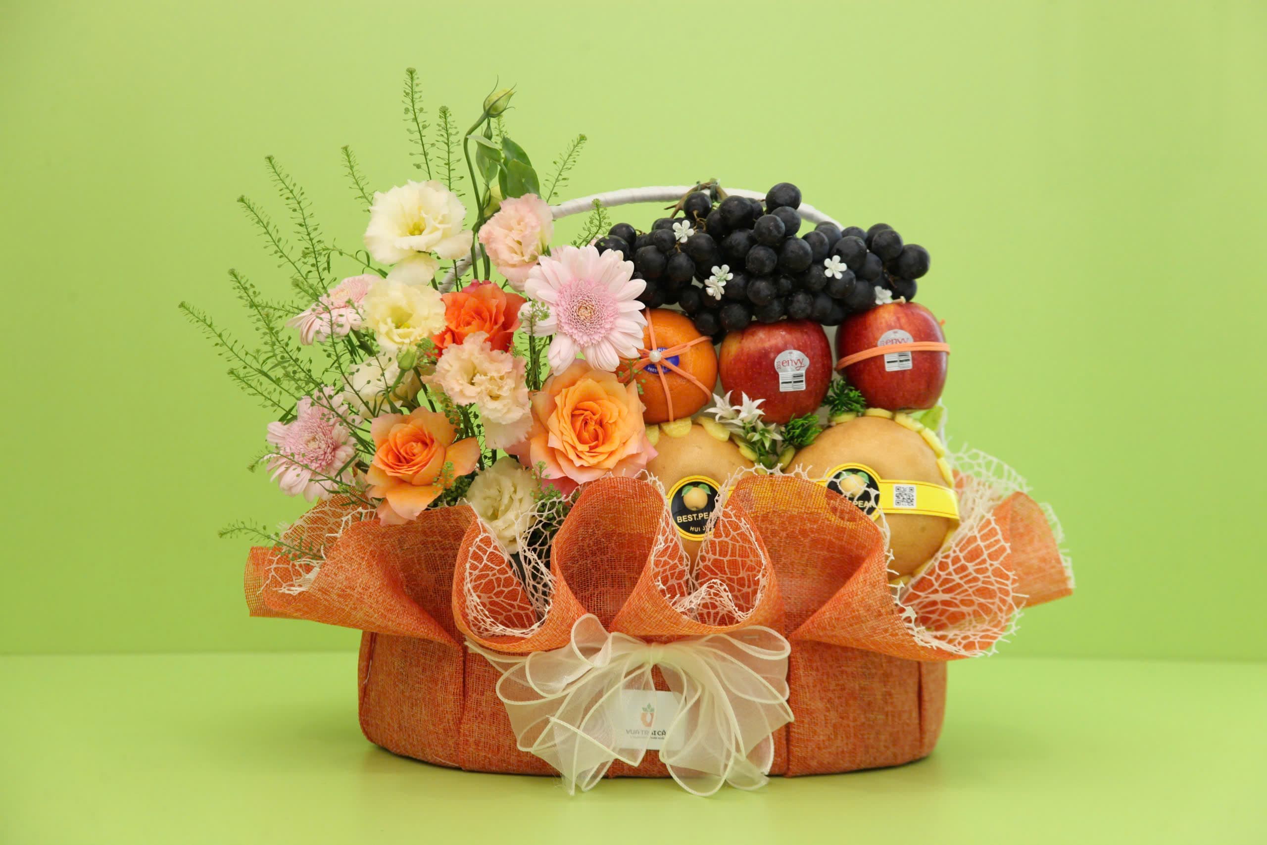 Giỏ trái cây và hoa