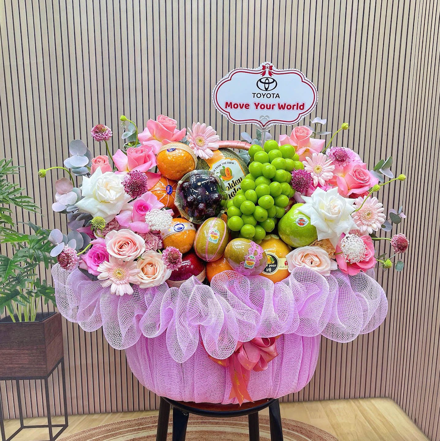 Giỏ trái cây kèm hoa tươi cao cấp KF443