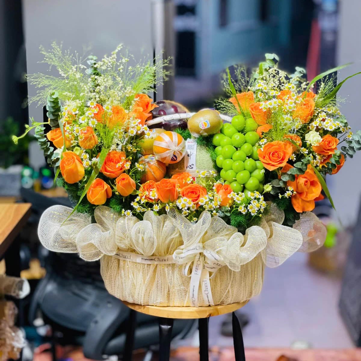 Giỏ trái cây kèm hoa tươi cao cấp KF445