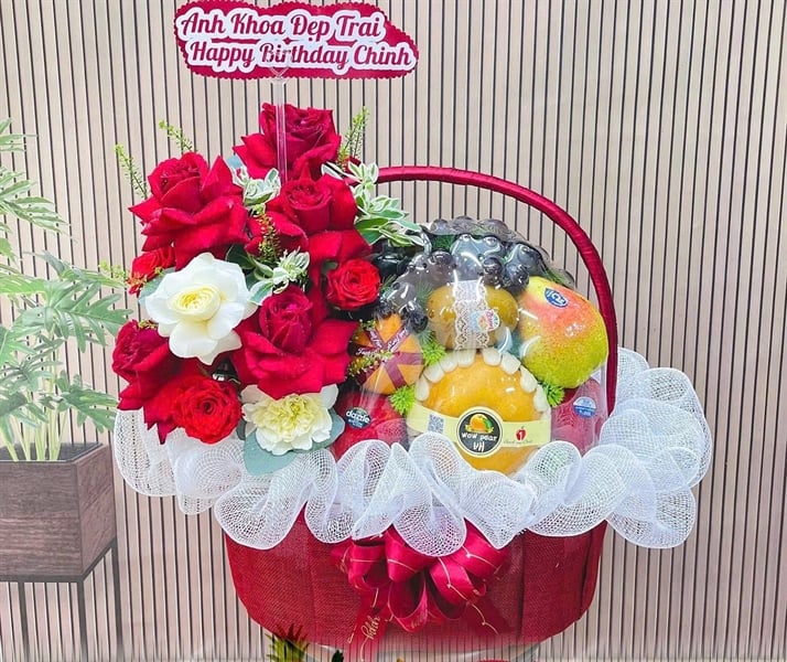 Giỏ trái cây kèm hoa tươi tiêu chuẩn KF450