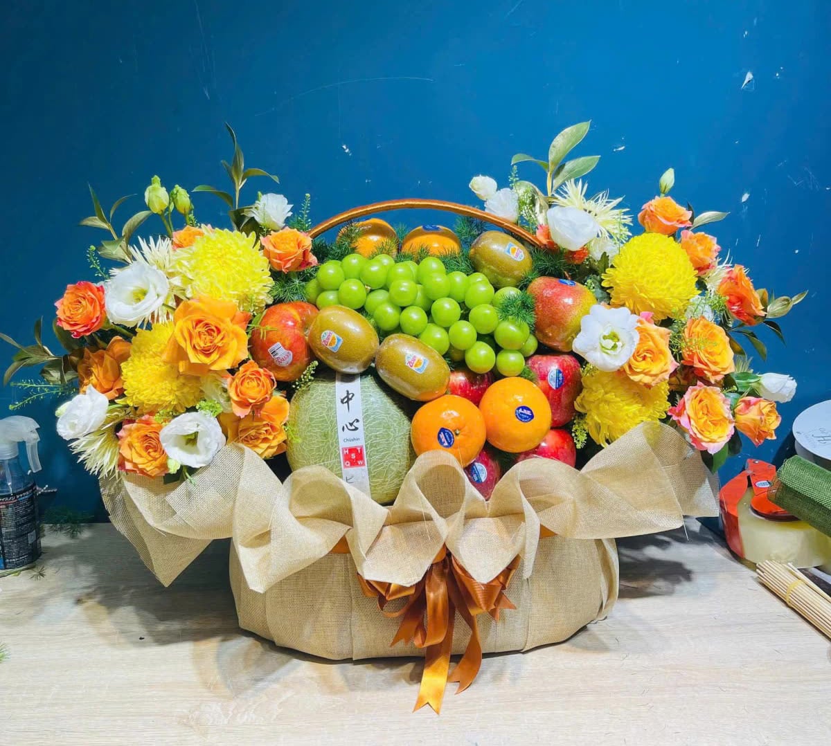 Giỏ trái cây kèm hoa tươi cao cấp KF438