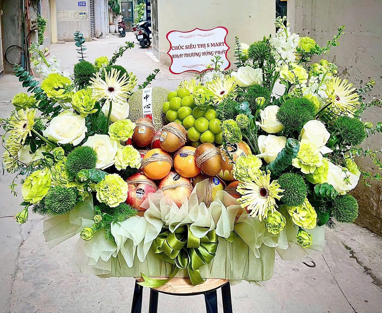 Giỏ trái cây kèm hoa cao cấp KF439