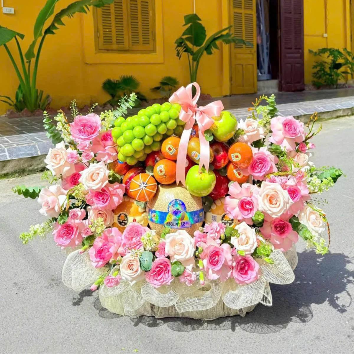 Giỏ trái cây kèm hoa tươi cao cấp KF446