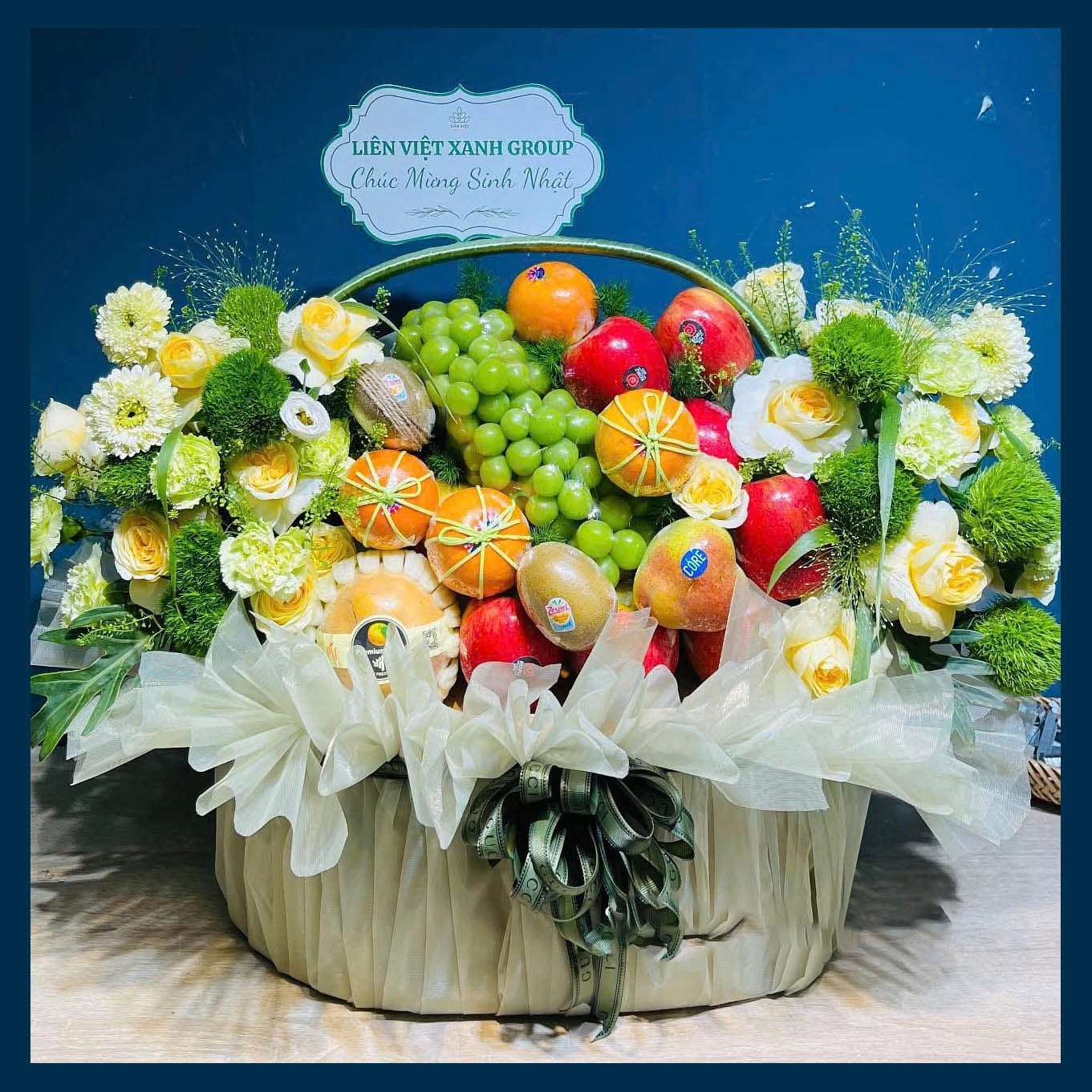 Giỏ trái cây kèm hoa tươi cao cấp KF447